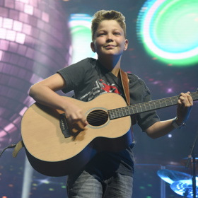 Třináctiletý vnuk Michala Davida Sebastian si zamiloval hru na kytaru.