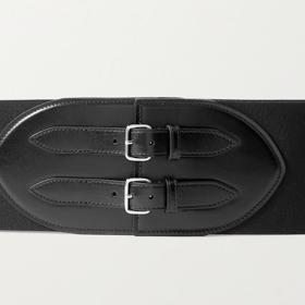 Pružný pásek  s detaily z teletiny si můžete pořídit i samostatně. V přepočtu za přibližně 15 tisíc korun.