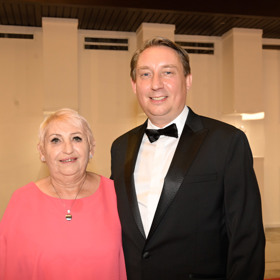 Herec Robert Mikluš vzal na červený koberec maminku Zdeňku, která se už ve společnosti nestydí.