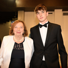 Ne všechny celebrity vzaly při slavnostním zahájení filmového festivalu v Karlových Varech na červený koberec své drahé polovičky. Bývalá první dáma Livia Klausová se například pochlubila šestnáctiletým vnukem Vojtěchem...