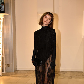 Nejvíc se ale ve Varech zatím odvázala herečka Eliška Křenková, která dorazila na slavnostní zahájení v černé, zpola průsvitné róbě z dílny Lukáše Macháčka.