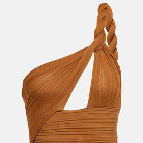 Unikátní zpracování důmyslně seskládaných otvorů představuje v kolekci pro aktuální období také značka Balmain.