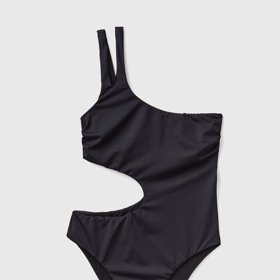 Průstřihy a asymetrie. Vystačíte si s jednoduchým tónem černé, když vybavíte jednodílné plavky takovým arzenálem nepřehlédnutelných prvků. (Benetton, 1 299 Kč)