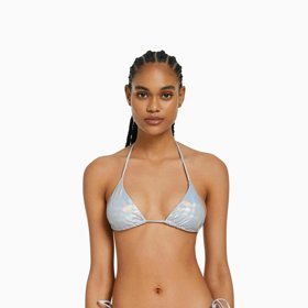 Třpytivý prvek patří k nejvýraznějším rysům letošních trendů. (Metalické bikiny Bershka, 449 Kč horní díl, 399 Kč spodní díl)