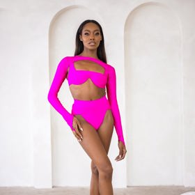 Rukavice Kim Kardashian inspirovaly i další značky. V nejnovějších kolekcích najdete modely s extra dlouhými rukávy sahajícími až k prstům. (MBM Swim, 1790 Kč)