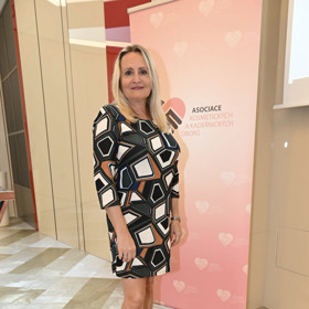 Regina Řandová (55) oblékla šaty jednoduchého střihu s výrazným potiskem a delším rukávem, přičemž správně vyhodnotila jejich délku. Střevíce mají menší podpatek a jsou v béžové barvě, která nositelce lehce protáhne nohy.