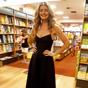 Jak vidno z její poslední návštěvy Prahy, prakticky bez výjimky obléká šaty pod kolena, aby zakryla široká stehna, celulitidu a podivný tvar kolen, který podle svých slov má.