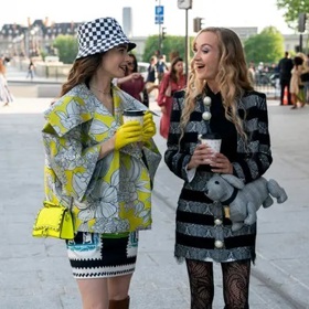 Emily v Paříži: Sex ve městě pro mladé a s mladší hrdinkou v podání Lily Collins. Vztahy, hadříky a styl zůstávají, ale New York vystřídalo město lásky a místo psaní sloupku se tu řeší Instagram.