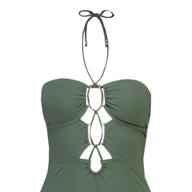 Khaki plavky se soustavou průstřihů, ozdobnými prvky a vázáním halter neck. Přehlídka trendů v jednom modelu. (F&F, 749 Kč)