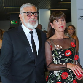 Rok 2018 přinesl změnu ve volbě kravaty, která se vlivem trendů významně zúžila. Andrea Bartošková zvolila extravagantní vyšívané šaty, se kterými skvěle sladila i dramatičtější líčení.