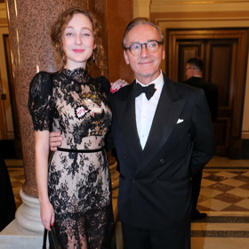 Rozálie Havelková ve velké večerní coby doprovod svého táty v pražském Rudolfinu.