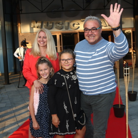 Herec Martin Zounar se svou rodinou - dcerou Claudií (14) a partnerčinou dcerou Sofií (12).