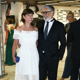 Rok 2016 přinesl drobnou změnu nejen ve volbě doplňků. Zatímco tradičního motýlka tentokrát Jiří Bartoška nahradil méně formální, přesto přípustnou černou kravatou, významněji sáhl do délky svého pověstného účesu. Rozhodně mu to na šarmu neubralo. Šaty paní Andrey opět nesahaly až k zemi, je to ale považováno za její styl a i v krajkových šatech se spadlými rameny zářila.