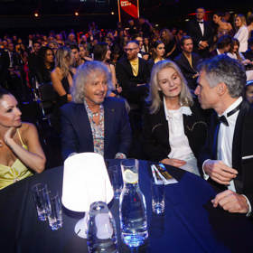 Manželé v hovoru s Peterem Nagym a ženou Petra Jandy, Alicí.