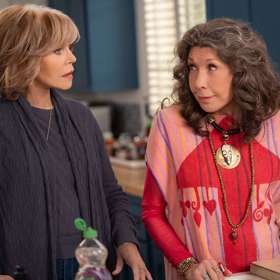 Grace a Frankie: Hlavní hrdinky v podání Jane Fonda a Lily Tomlin se octnou v neobvyklé situaci. Jejich manželé totiž zahodí přetvářku a rozhodnou se žít společně. Jak se s tím vypořádají tyto dvě tak odlišné ženy?