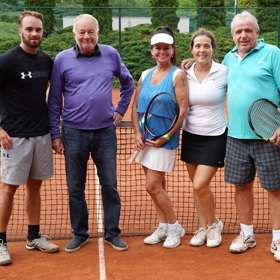 Tenisový areál Sobotových mají v oblibě známé osobnosti i další lidé z okolí hereckého rodiny.