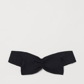 Spadlá ramena, výrazná linie tohoto roku. (Horní díl plavek H&M, 399 Kč)