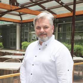 Zpěvák Josef Melen je někdejší dětská hvězda 80. let a interpret hitu Ne, pětku ne.