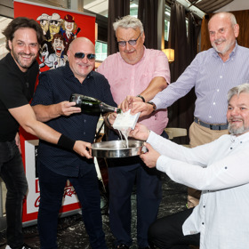 Křtu se ujal Michal David (druhý zleva).