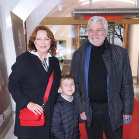 Zlata Adamovská s manželem Petrem Štěpánkem a vnukem Viktorem na premiéře pohádky Princ Mamánek (2022).