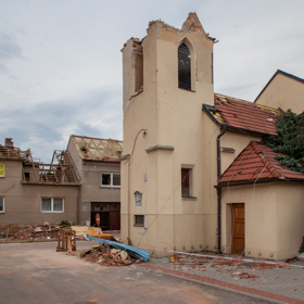 Ničivé tornádo zasáhlo Jižní Moravu 24. června 2021. Kostel sv. Bartoloměje v Hruškách zůstal bez věže.