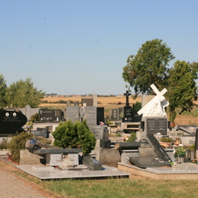 Svržené náhrobky na hřbitově v Hruškách.