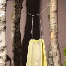 Závěs mezi stromy je skvělou romantikou.