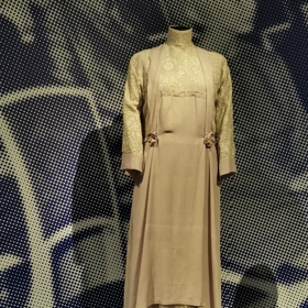 Jedním z vystavovaných exponátů jsou žoržetové společenské šaty s bruselskými krajkami, ve kterých se Charlotta Masaryková objevila na hudebním soirée své nejstarší dcery Alice. Ve společnosti se ale tou dobou již moc neobjevovala. Na vině bylo její podlomené zdraví, a když zemřela, její roli po boku prezidenta za ni převzala právě nejstarší dcera.