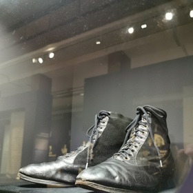 Šněrovací boty také patřily milostivé paní Masarykové. Tak byla tehdy první dáma země svým okolím oslovována.