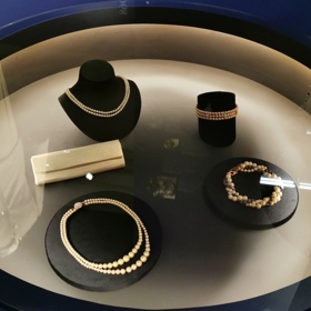 Dlouhý dvouřadý perlový náhrdelník získala Irena Svobodová darem od japonského císaře v roce 1970. A nosila jej pak velmi často.