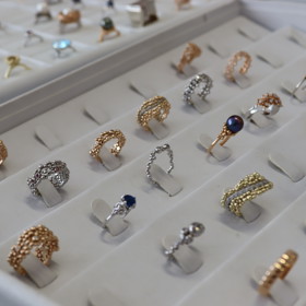 Kolekce prstenů, které Michal Kadaník vyrobil, čítá už více než tři tisíce kusů.