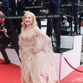 Herečka a členka poroty Patricia Clarkson zaujala dechberoucí róbou ve zlatavých tónech, kterou tvořila záplava tylu, třpytivých aplikací i peříček. Dokonalý outfit pro dokonalou příležitost.