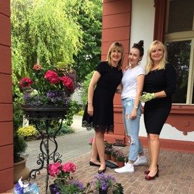 Zahradní architektka Dana Makrlíková (vpravo) stojí také za zahradou moderátorky Štěpánky Duchkové (vlevo).