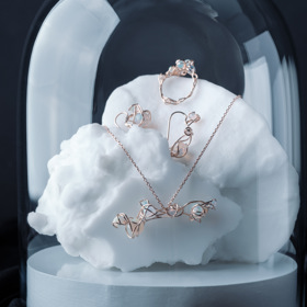 Skleněný úkryt, který slouží k vystavení šperků, ukrývá i sadu šperků Habitat, jejichž vzhled je inspirován symbiotickou řasou.