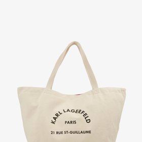 Jednoduchá plátěná taška letos nemusí být jen zavazadlem na pláž. Karl Lagerfeld, 2 600 Kč