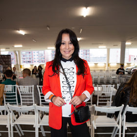 Heidi Janků přinesla na přehlídku trochu barev. Červené sáčko ji rozsvítilo a široké černé kalhoty mohou bez obav suplovat dlouhou sukni. 