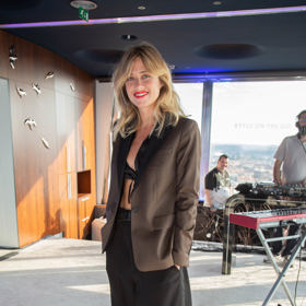 Zpěvačka Emma Smetana na své vystoupení oblékla hnědé oversize sako s tmavě hnědými kalhotami. Pod sáčkem se skrýval ještě černý mini crop top suplující podprsenku.