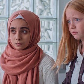 Lajkni mě: Arin pozvali do skupiny cool holek na škole. Její nejlepší kamarádku Odu ale ne. Jak se žije těm oblíbeným i těm neoblíbeným?