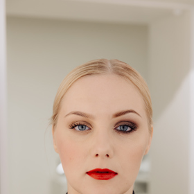 Zde modelka bez brýlí pro srovnání.