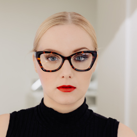 Vizážistka Radka Novotná ukazuje rozdíl mezi líčením pod brýlemi s výraznými obroučkami.