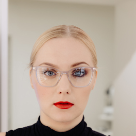 Jemnější obroučky brýlí obličej zcela promění.