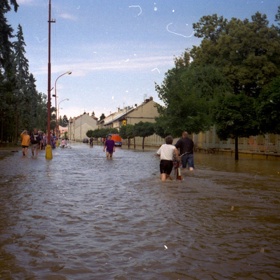 V Litovli se museli lidé na cestách brodit po kolena ve vodě.