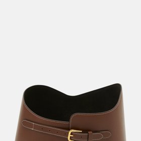 Neokoukaný tvar s typickým zapínáním širokých modelů na úzký proužek s přezkou. (Little Liffner, 7 350 Kč)