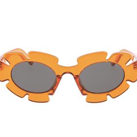 Zábavné. Hlavní parametr trendových slunečních brýlí. Značka Loewe představila tvar květiny. K dostání za v přepočtu 8 840 Kč)