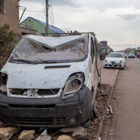 Zdemolované auto v Lužicích.
