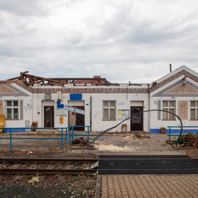 Zničená budova železniční stanice v Lužicích.