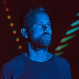 Praha se může těšit také na kapelu M83 multiinstrumentalisty Anthonyho Gonzaleze a jeho zvukovou tsunami složenou ze syntezátorů, kytar, vokálů a epických refrénů. 