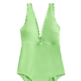 Hluboký výstřih, vlnkované lemy, vysoko střižené dolní partie. Plavky v hráškově zeleném tónu od značky Marks&Spencer, 1 199 Kč.