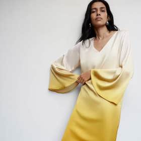 Propojení dvou barev nabízejí lehoučké jednoduché šaty ze saténu a efekt ombré předvádějí vskutku ukázkově.