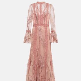 Originální šaty Elie Saab se pyšní průsvitnými rukávy, dekoltem a částečně i sukní. To se pro členku královské rodiny ale příliš nehodí.